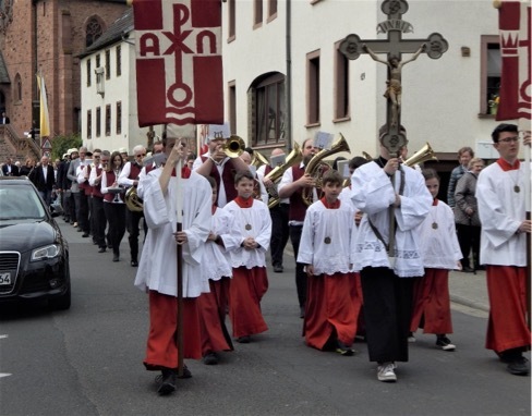 Nach dem Festgottesdienst gab es die Kirchenparade mit Bläserchor und Ortsvereinen zum Gemeinschaftshaus.